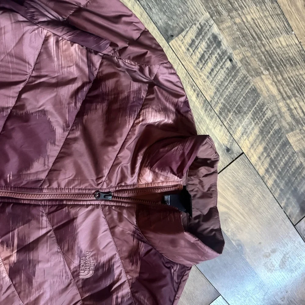 The North Face Women's Jacket in Beautiful Raisin Watercolor print - Picture 4 of 7